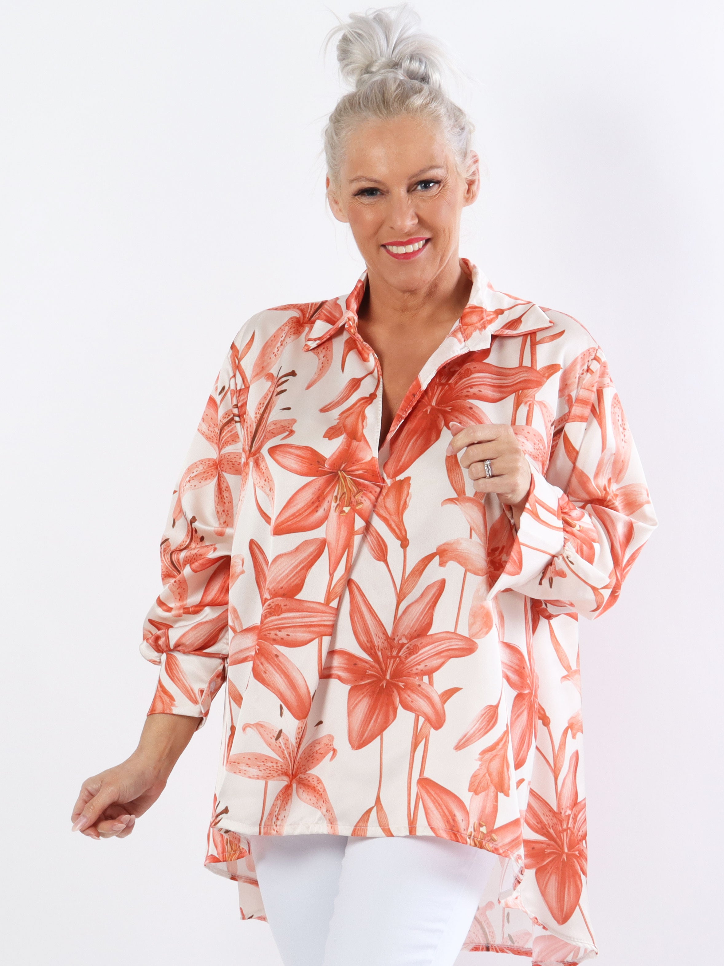 Paradise - Sød plus size skjorte i silkelook med liljemotiver